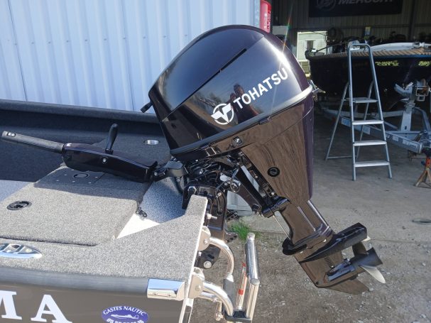 Moteur hors-bord Tohatsu 30CV installé sur une coque Brema par Gastes Nautic.