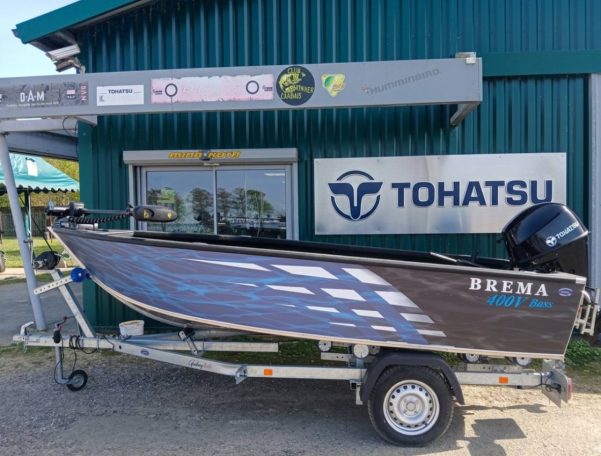 Bateau de pêche Brema 400V Pro Bass avec moteur Tohatsu sur remorque Sun Way 